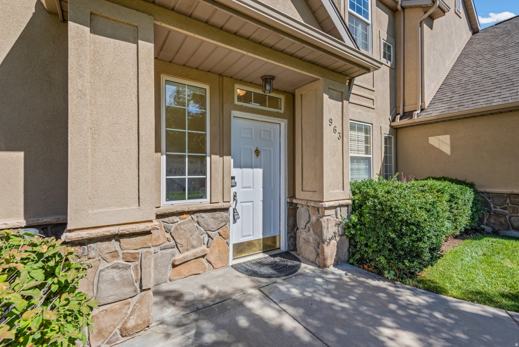 Photo of 963 N SHETLAND LN W, Farmington, UT 84025 (MLS # 2183526)