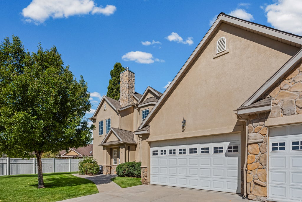 Photo of 963 N SHETLAND LN W, Farmington, UT 84025 (MLS # 2183526)