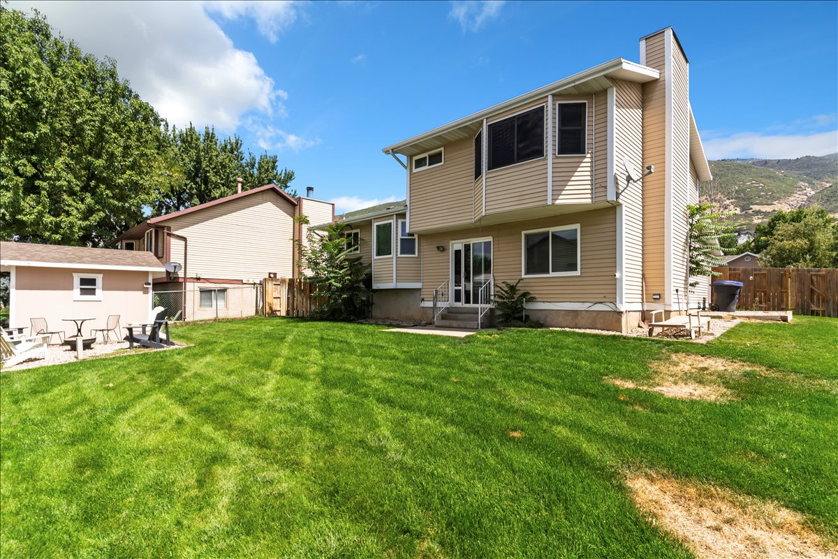 COUNTRY HILLS - Residential