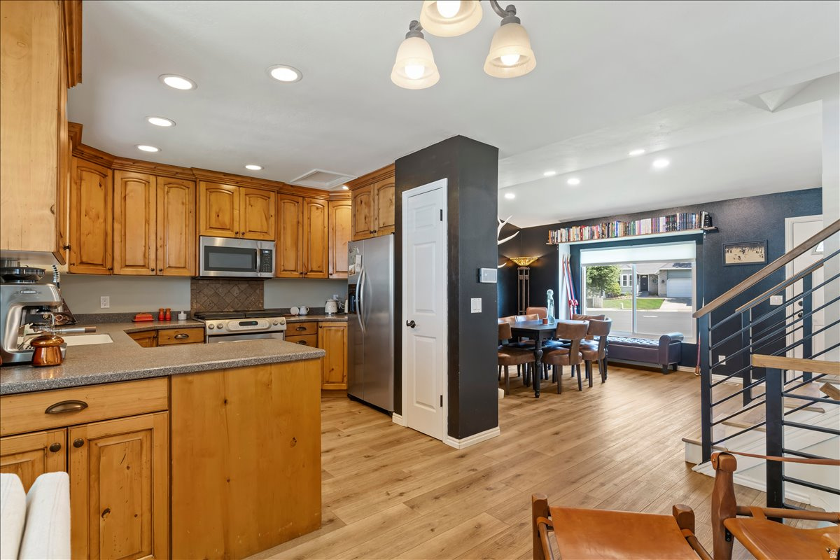 COUNTRY HILLS - Residential