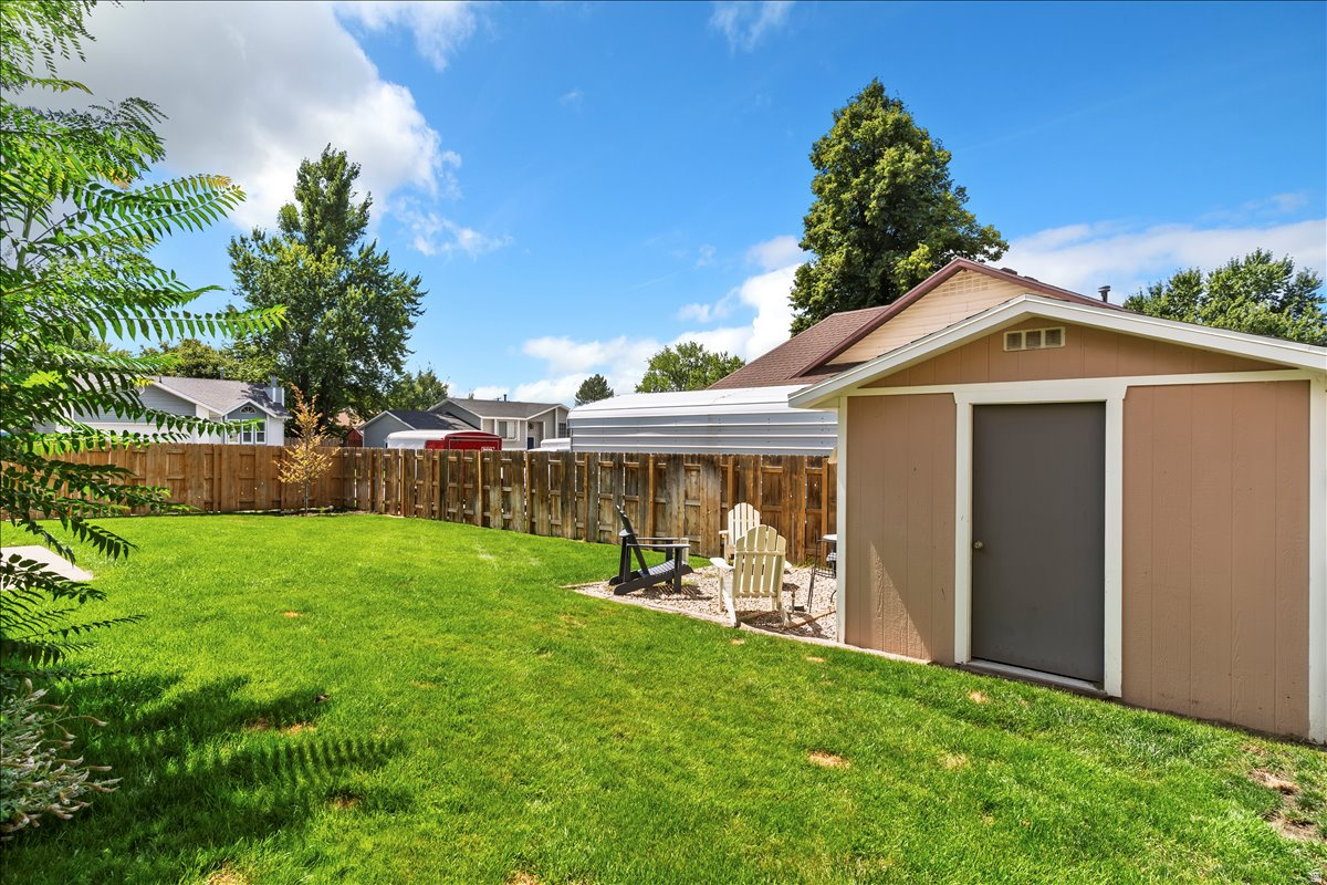 COUNTRY HILLS - Residential