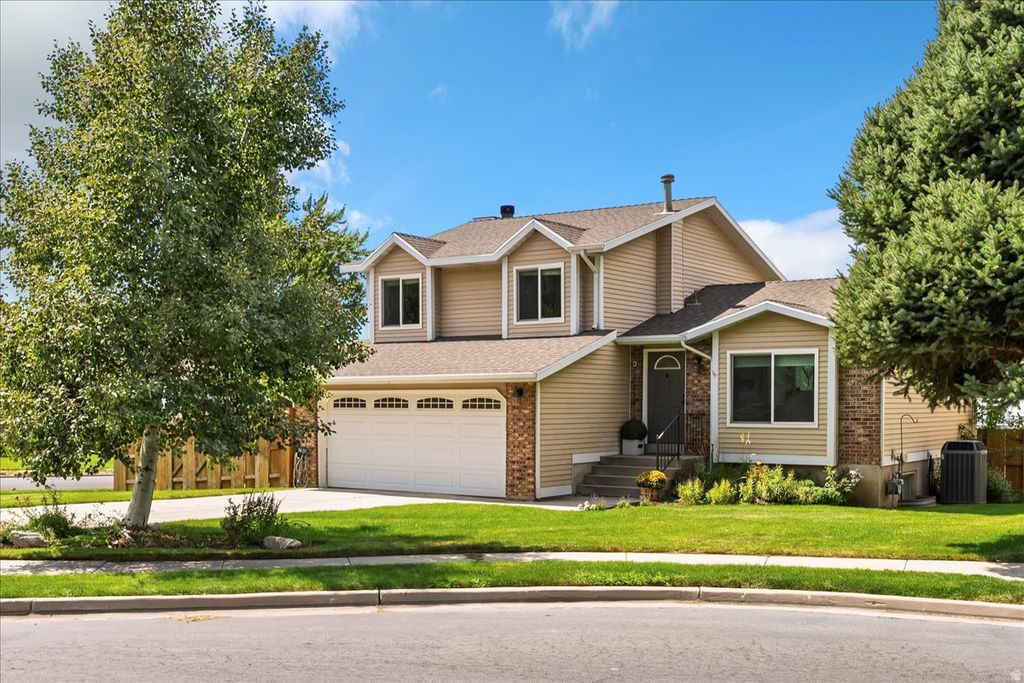 Photo of 888 RICE CIR, Farmington, UT 84025 (MLS # 2151362)