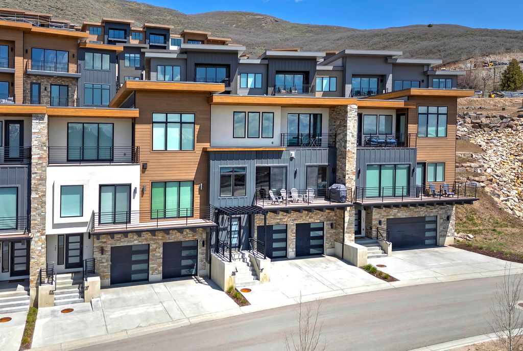 Photo of 801 E KLAIM DR DR, Hideout, UT 84036 (MLS # 2151059)