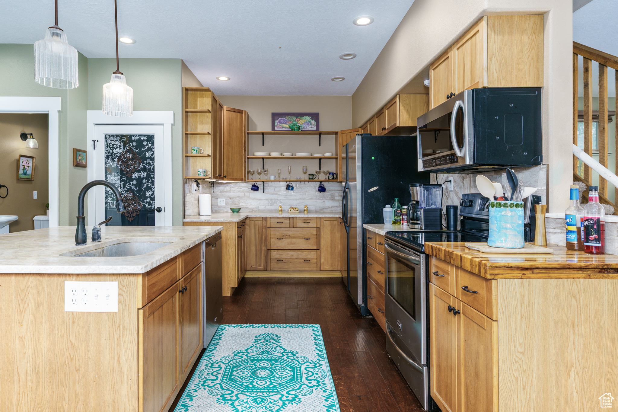 Main image without alt text