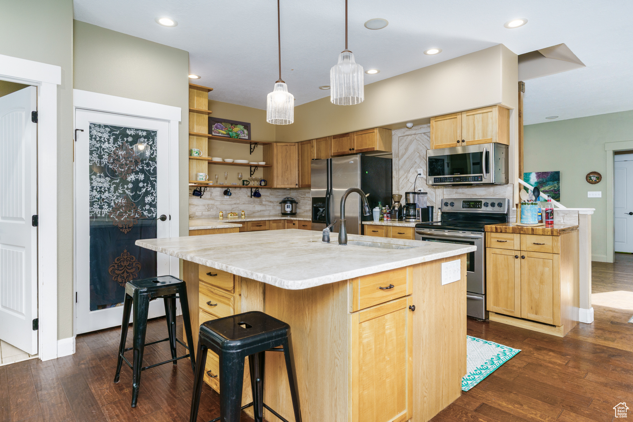 Main image without alt text