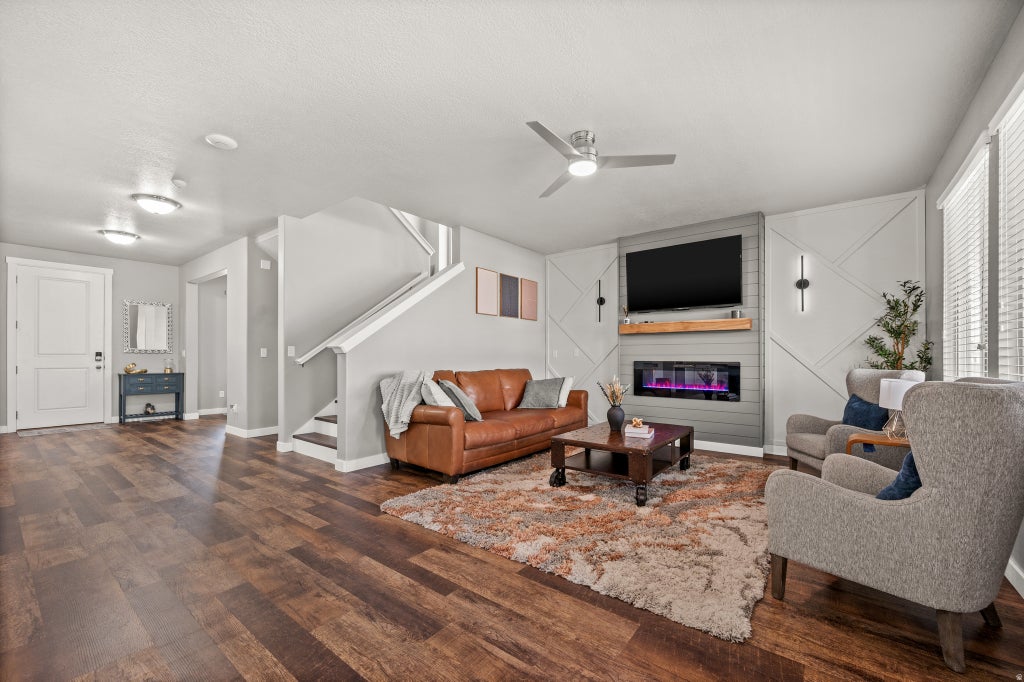 Photo of 178 E COPPER CIR, Harrisville, UT 84404 (MLS # 2176673)