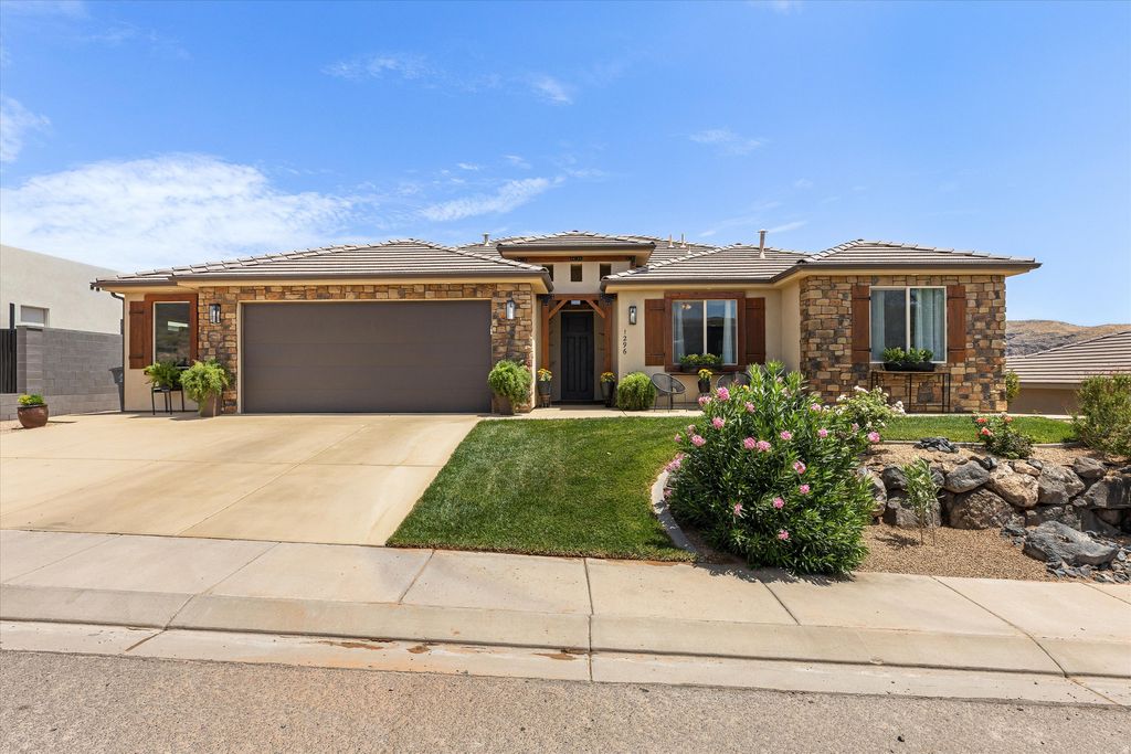 Photo of 1296 N MAIN ST, Hurricane, UT 84737 (MLS # 2172812)