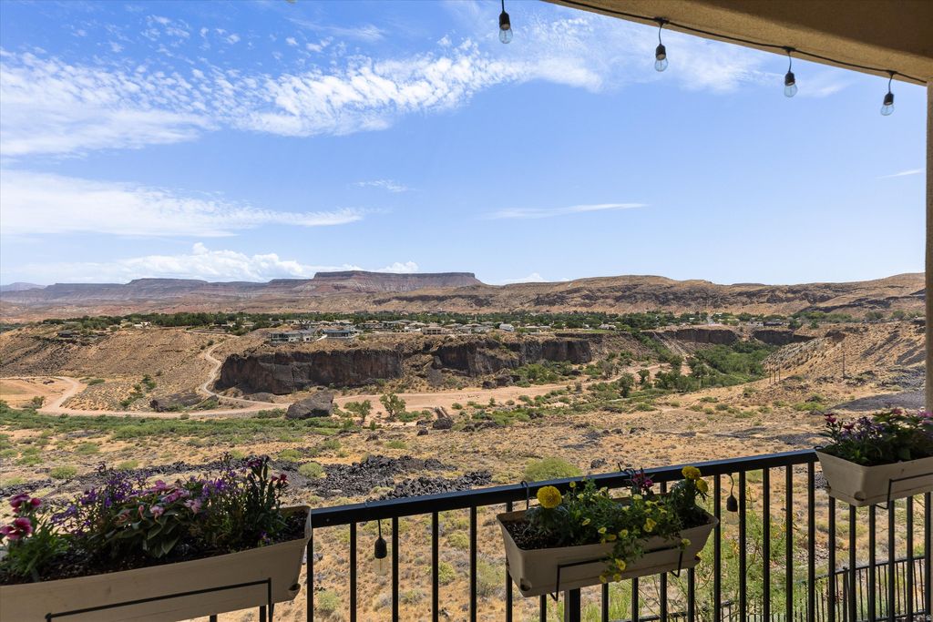 Photo of 1296 N MAIN ST, Hurricane, UT 84737 (MLS # 2172812)