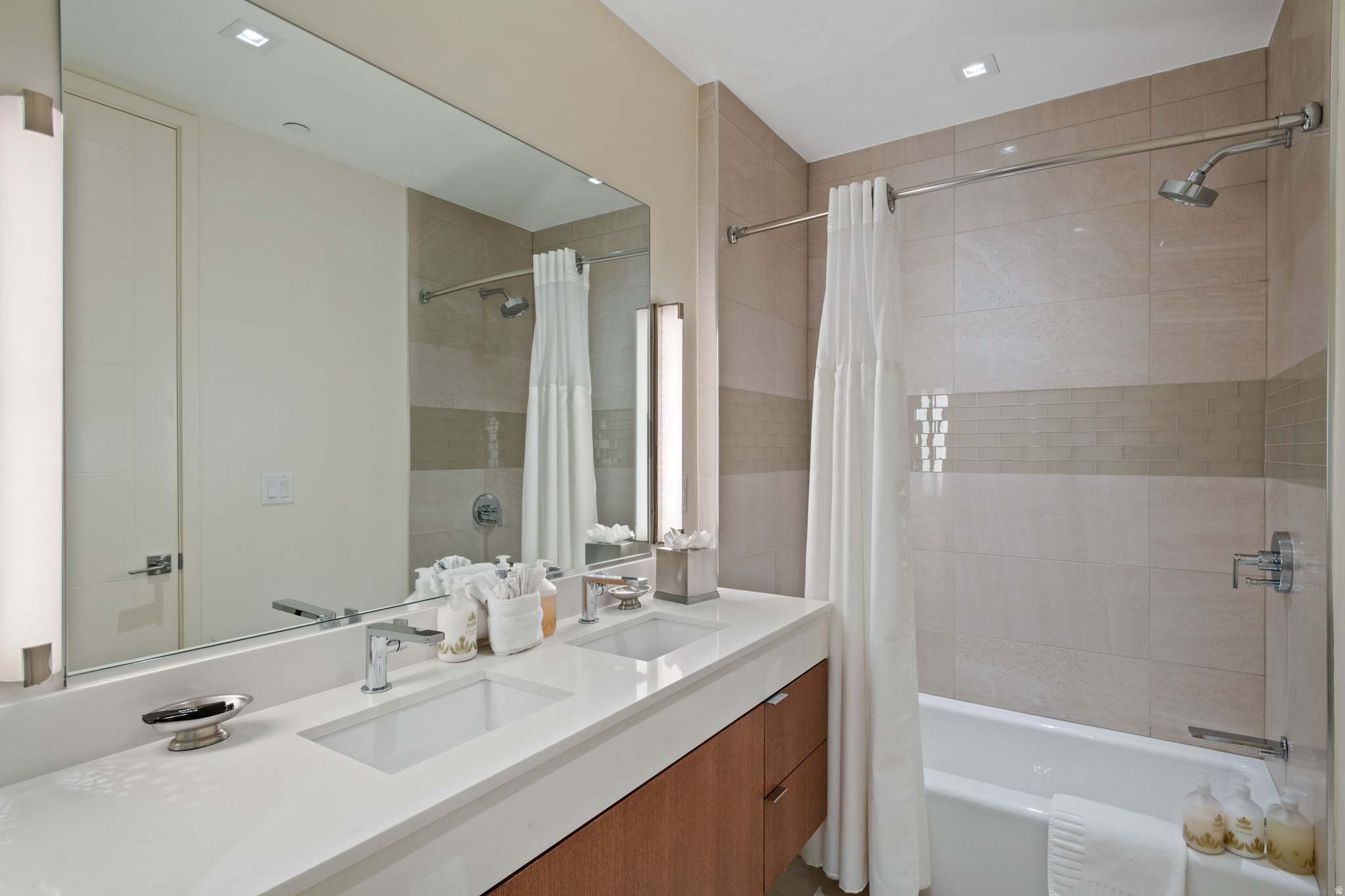 LIFT CONDOS - Residential