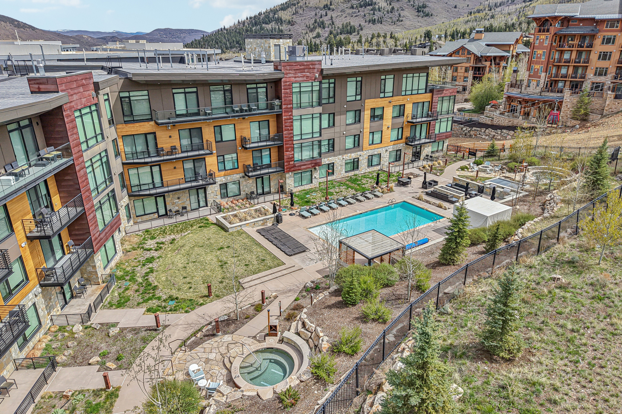 LIFT CONDOS - Residential