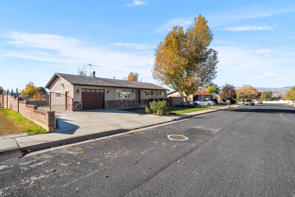 Photo of 1385 W 625 ST. N, Saint George, UT 84770 (MLS # 2125272)