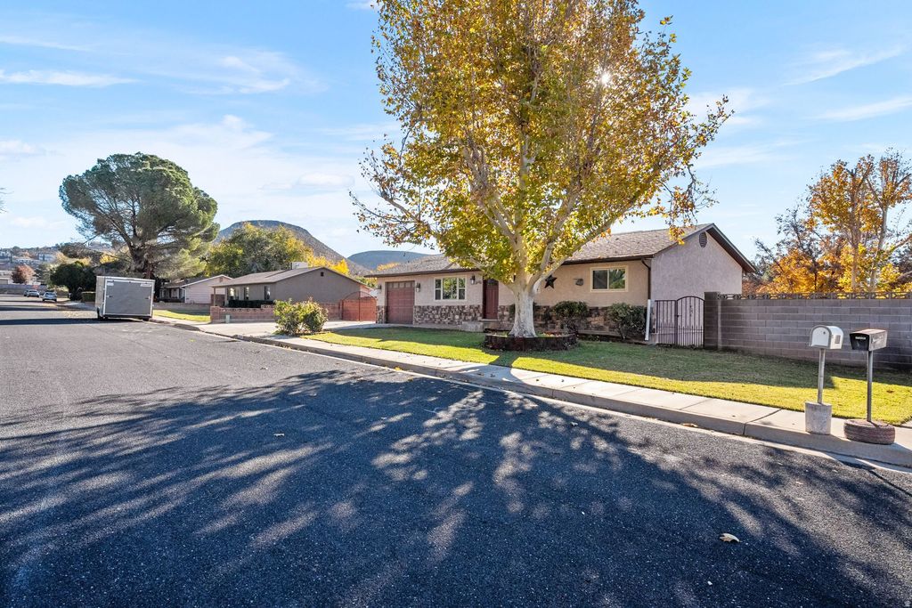 Photo of 1385 W 625 ST. N, Saint George, UT 84770 (MLS # 2125272)