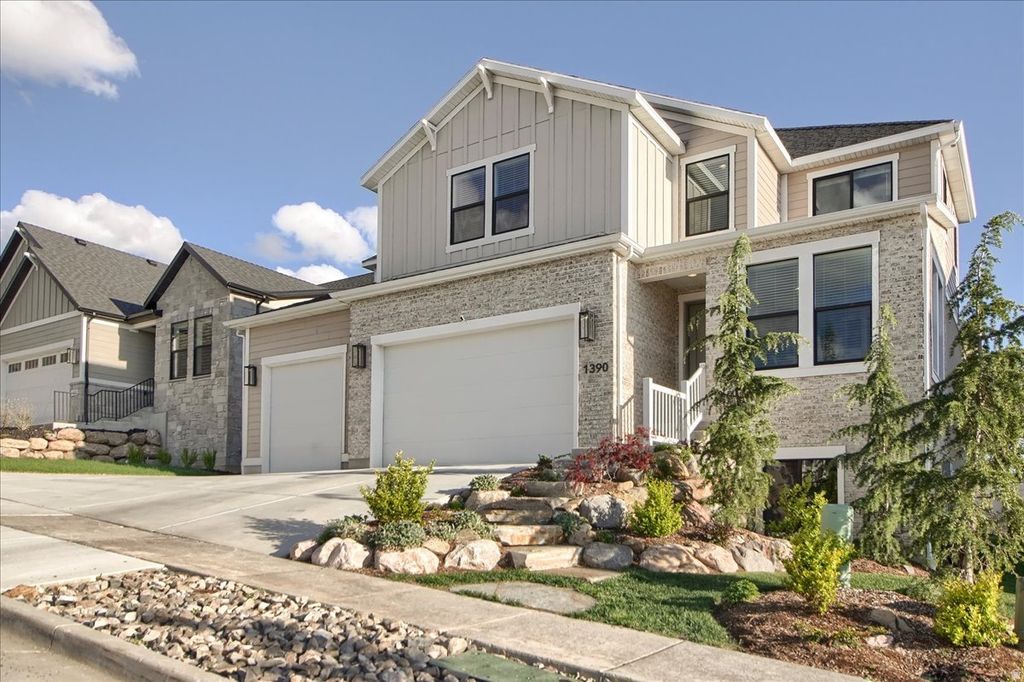 Photo of 1390 E ORCHARD RIDGE LN, Kaysville, UT 84037 (MLS # 2151082)