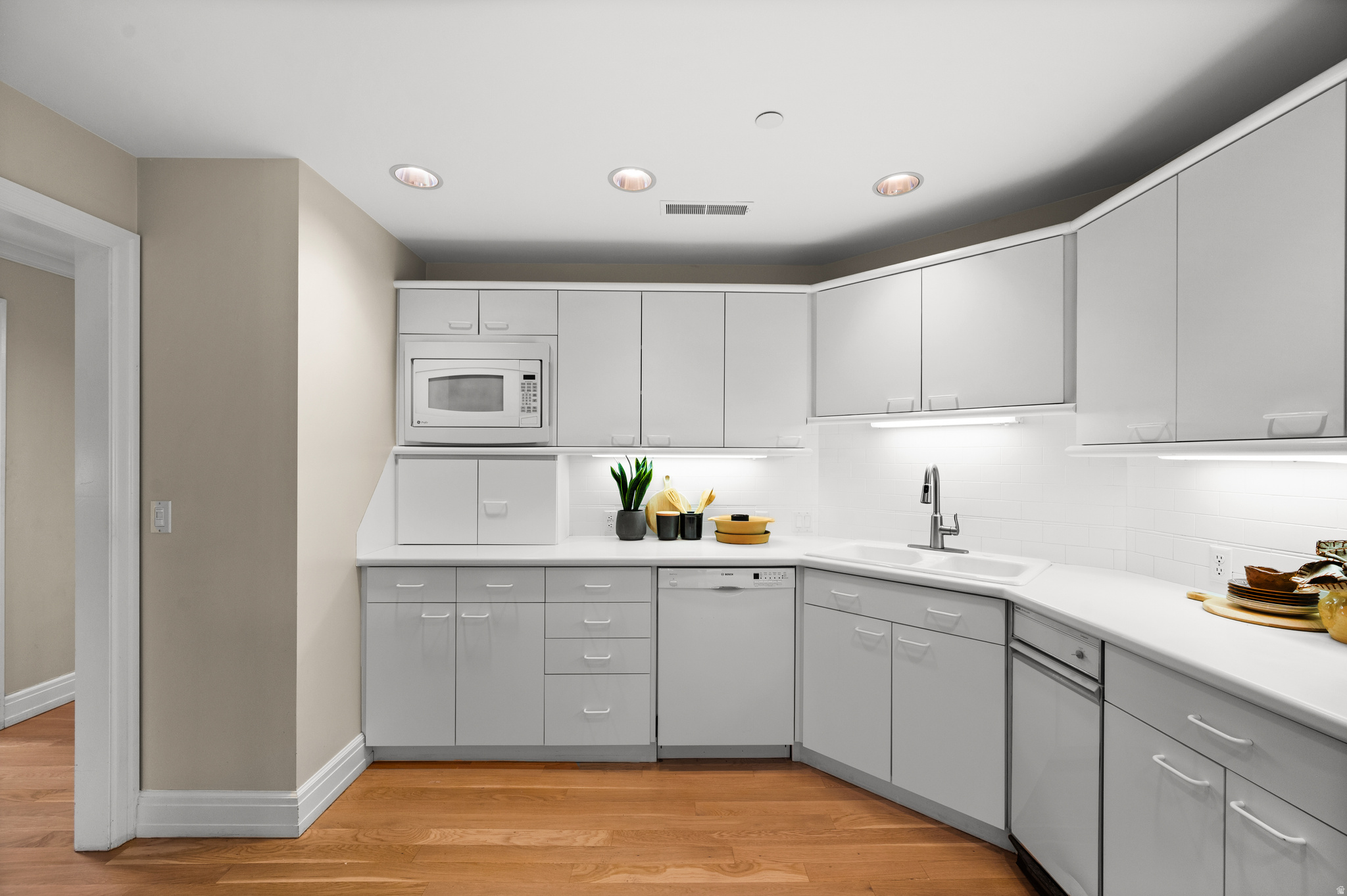 GOVERNORS PLAZA - Residential