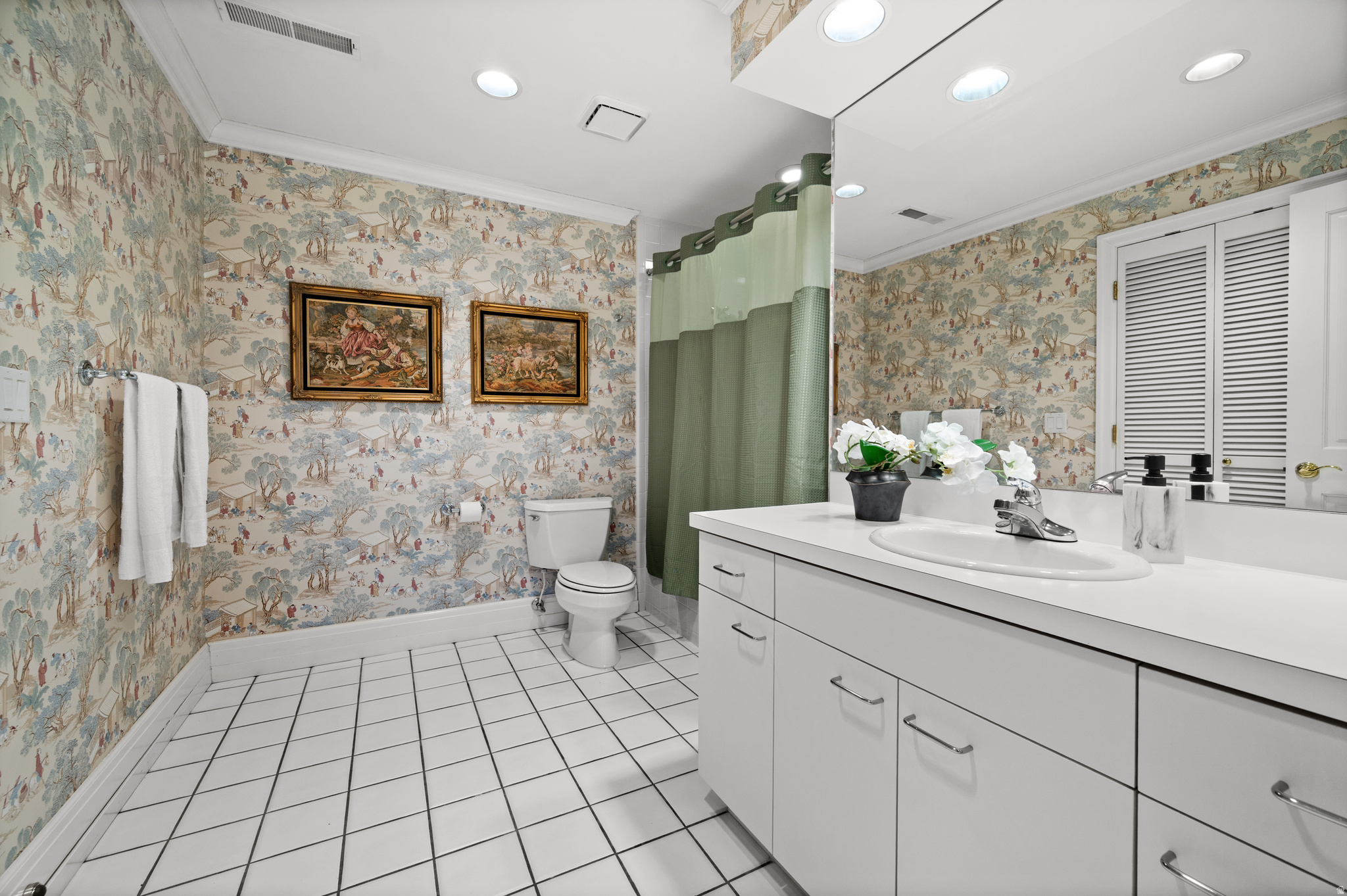 GOVERNORS PLAZA - Residential