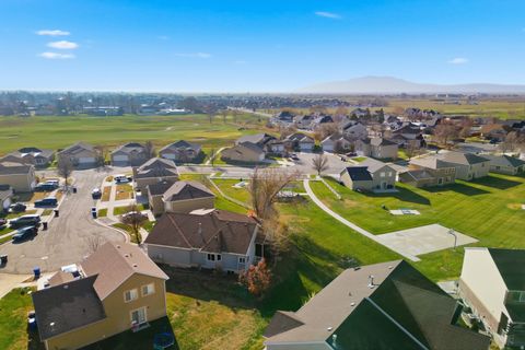 Tiny photo for 1430 S HEATHER LN, Syracuse, UT 84075 (MLS # 2124978)