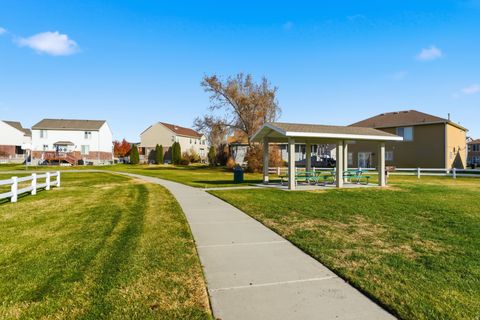 Tiny photo for 1430 S HEATHER LN, Syracuse, UT 84075 (MLS # 2124978)