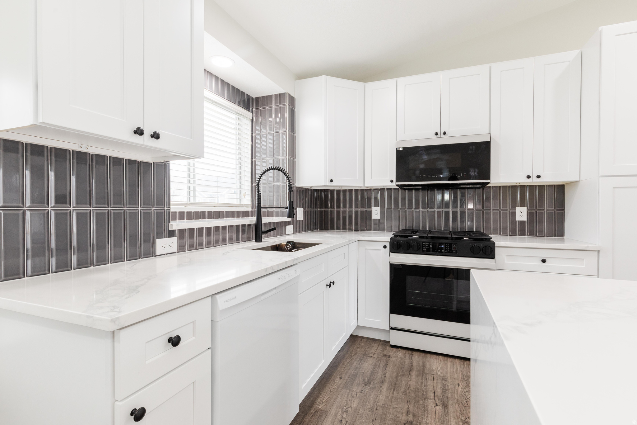 NORTH HILLS ESTATES - Residential