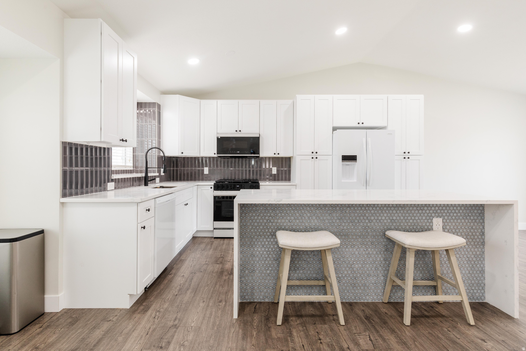 NORTH HILLS ESTATES - Residential