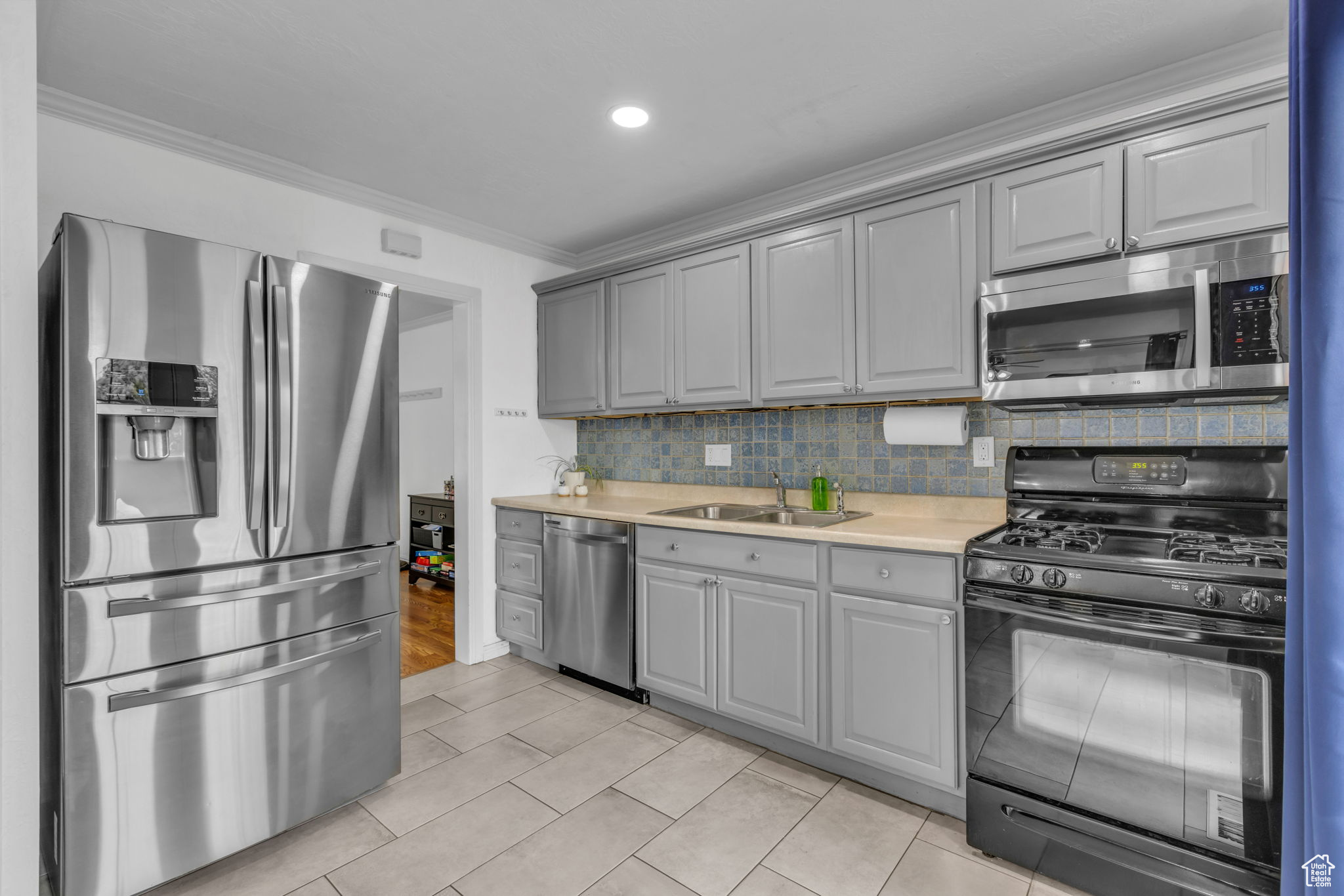 CRESTHOMES ADDITION - Residential