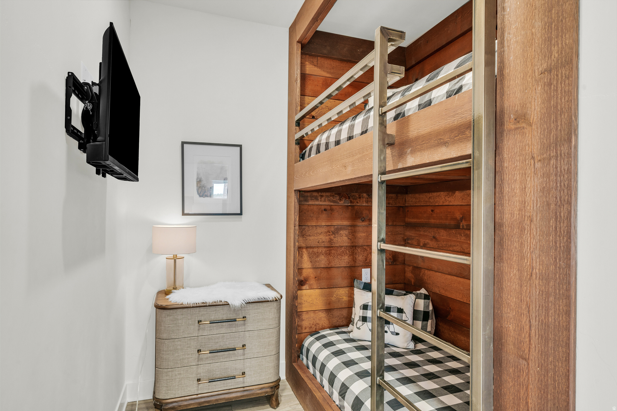 QUARTER CIRCLE H - Residential