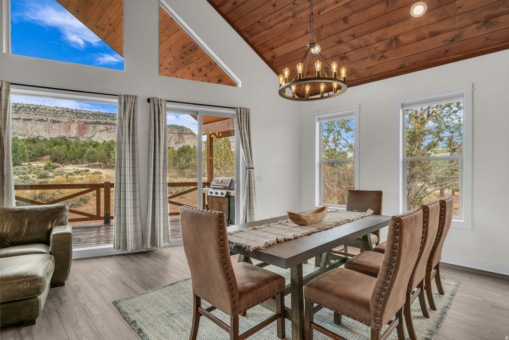 QUARTER CIRCLE H - Residential