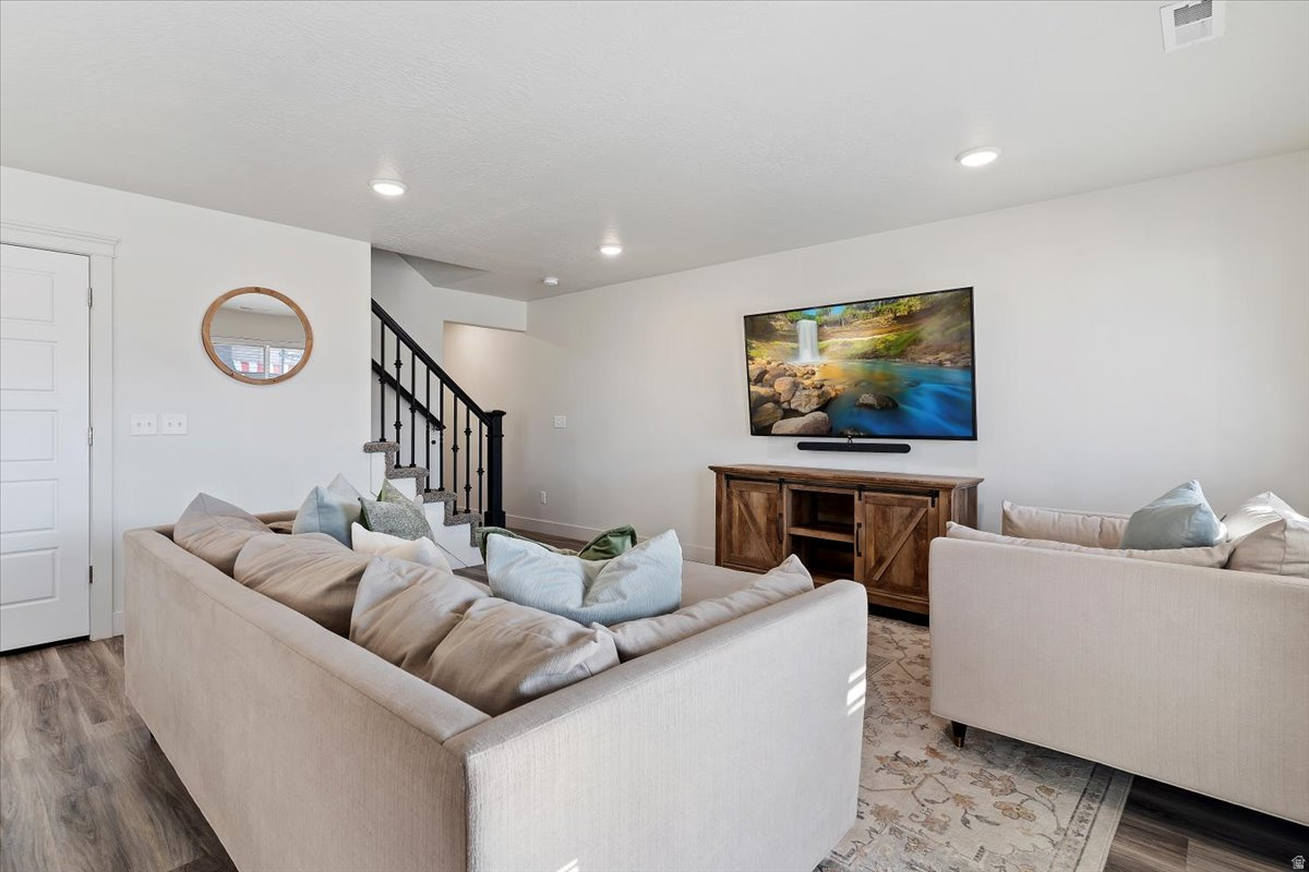 ELLIES LANDING - Residential Lease