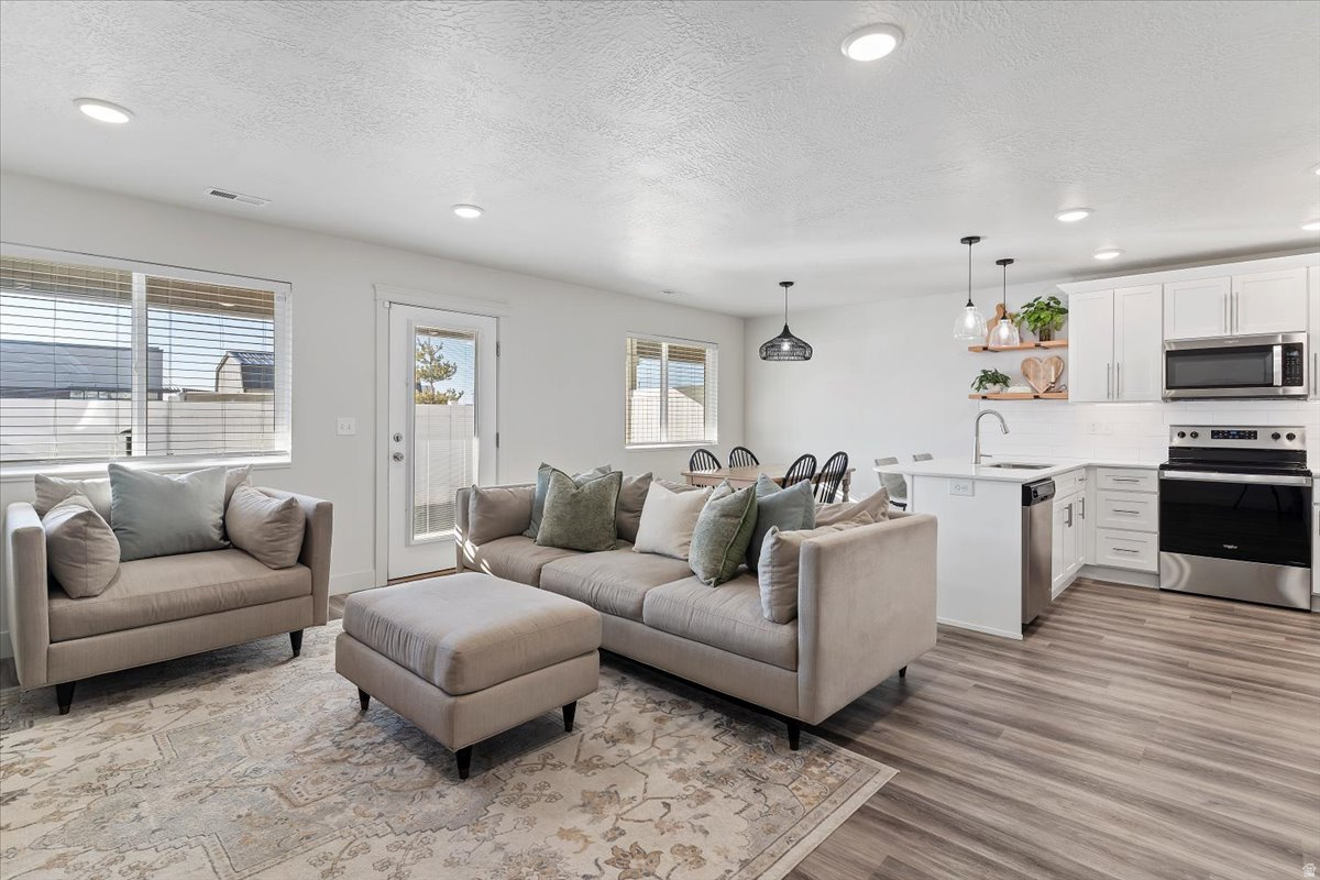 ELLIES LANDING - Residential Lease