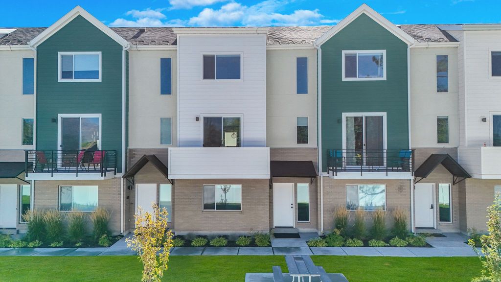 Photo of 493 E ALICE WAY, Layton, UT 84041 (MLS # 2150958)