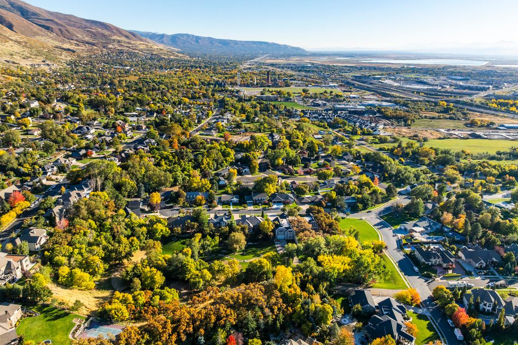 Photo of 388 QUAIL RUN RD, Farmington, UT 84025 (MLS # 2119237)