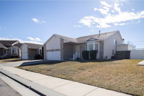 Photo of 1173 W WIMBLEDON RIDGE LN S, West Jordan, UT 84084 (MLS # 2139969)