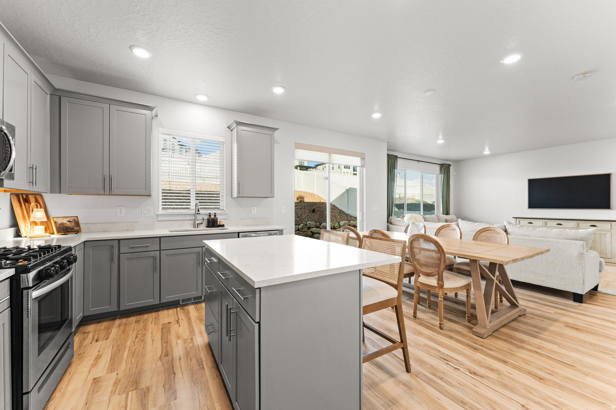 EMERALD CLOVER - Residential