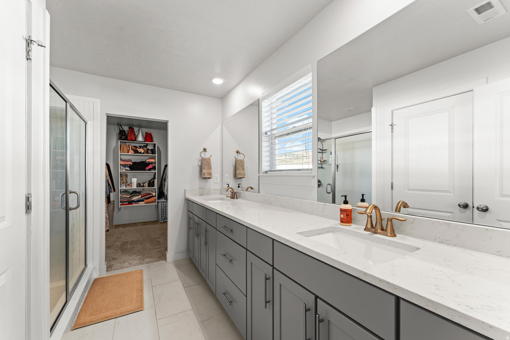 EMERALD CLOVER - Residential