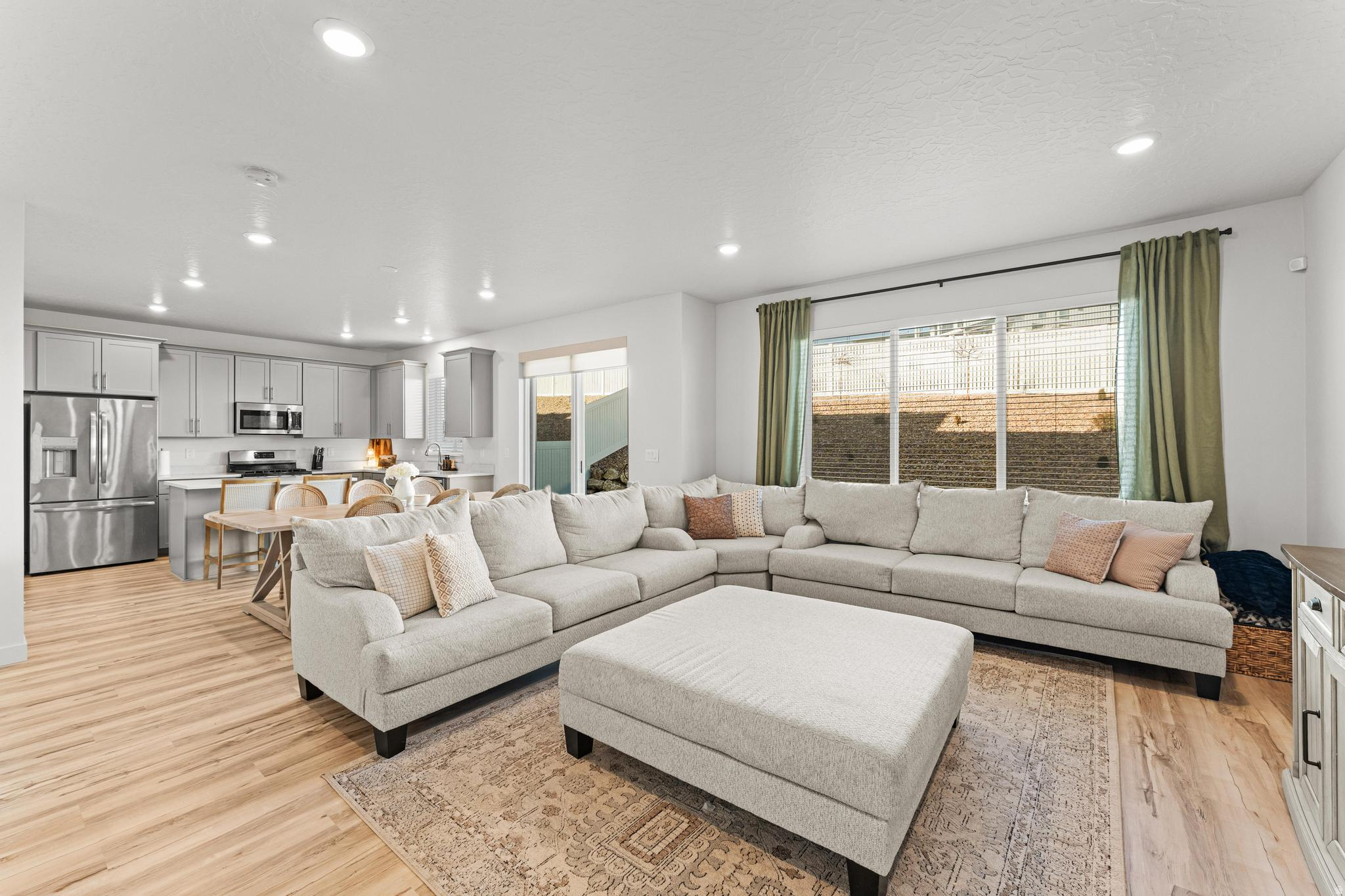 EMERALD CLOVER - Residential