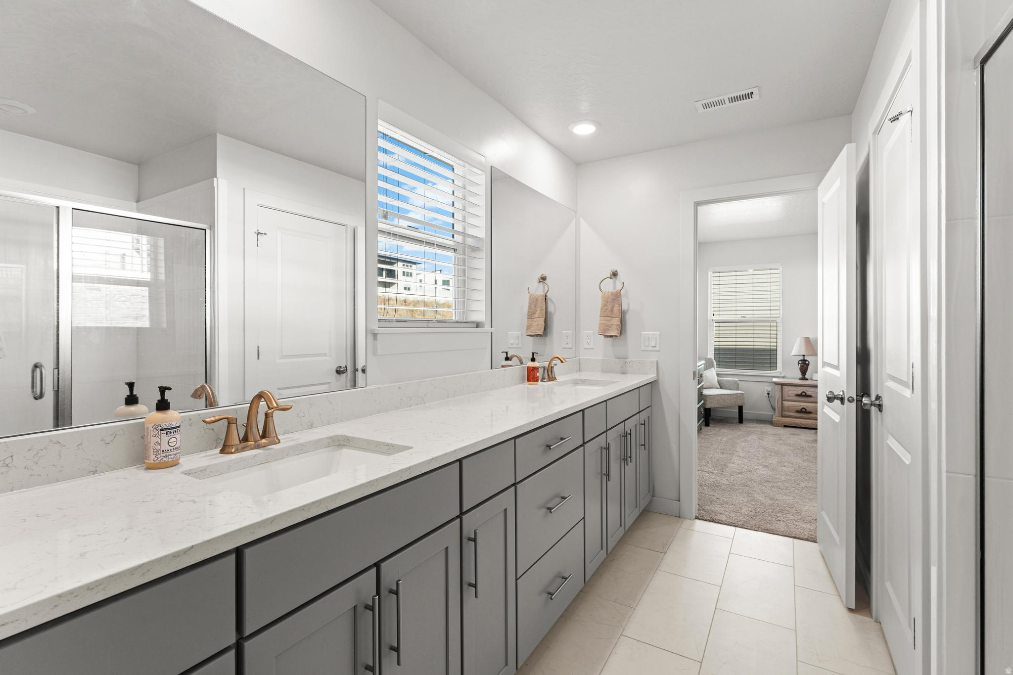 EMERALD CLOVER - Residential