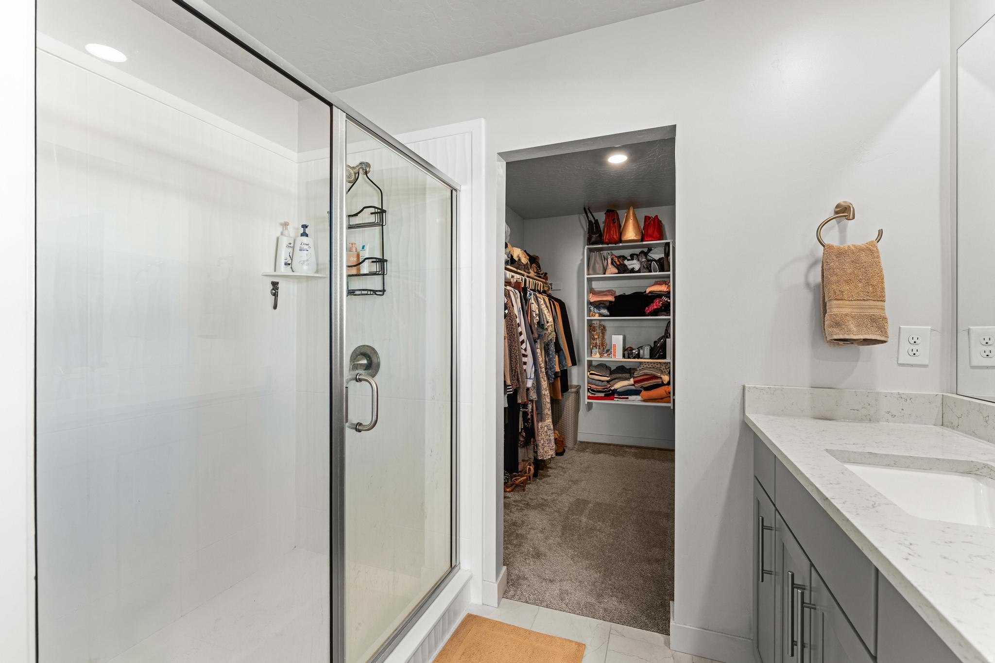 EMERALD CLOVER - Residential