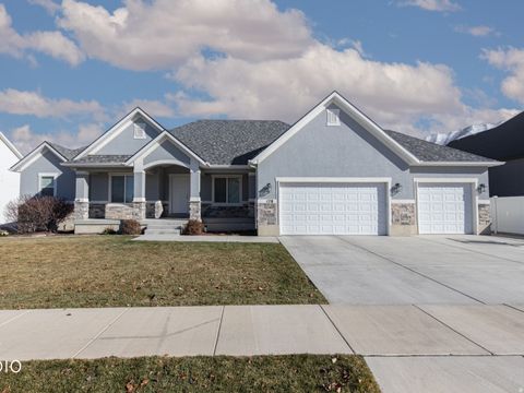 Photo of 178 N MAPLE BEND DR, Spanish Fork, UT 84660 (MLS # 2126939)