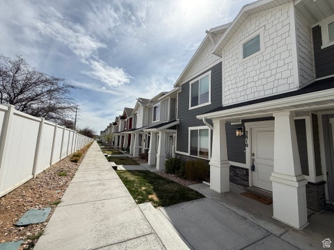 Townhouse For Sale - 2810 N Fighting Falcon St<br/> Layton, UT 84040