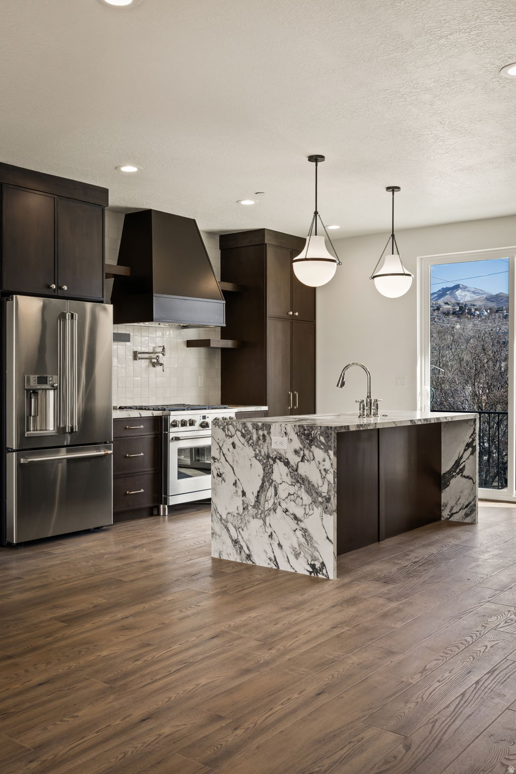 THE IRIS - Residential