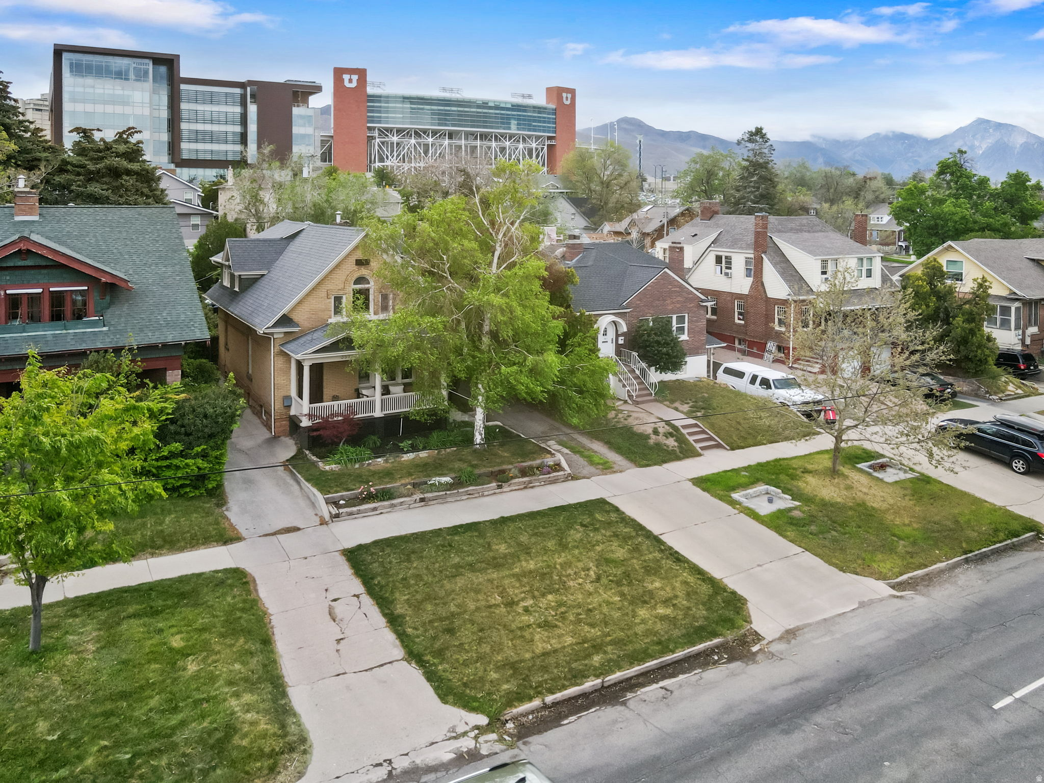 Main image without alt text