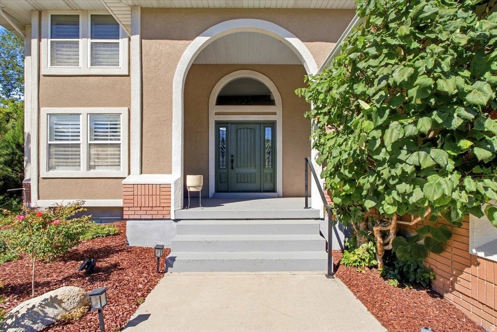 Photo of 7262 S TOWNCREST DR, Cottonwood Heights, UT 84121 (MLS # 2185759)
