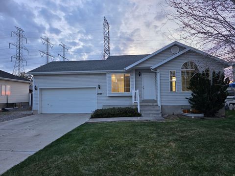 Tiny photo for 2023 N 1615 W, Clinton, UT 84015 (MLS # 2147042)