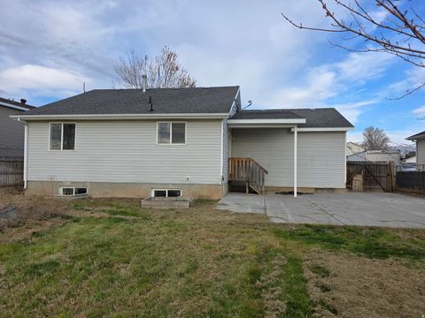 Tiny photo for 2023 N 1615 W, Clinton, UT 84015 (MLS # 2147042)