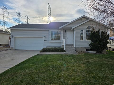 Tiny photo for 2023 N 1615 W, Clinton, UT 84015 (MLS # 2147042)