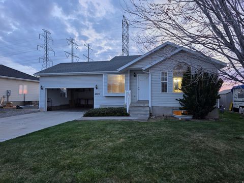 Tiny photo for 2023 N 1615 W, Clinton, UT 84015 (MLS # 2147042)