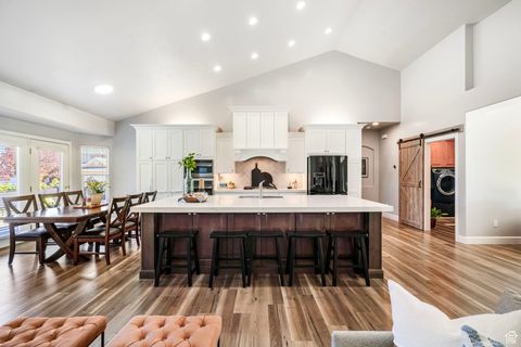 Photo of 587 E CORNER CANYON DR, Draper, UT 84020 (MLS # 2116416)