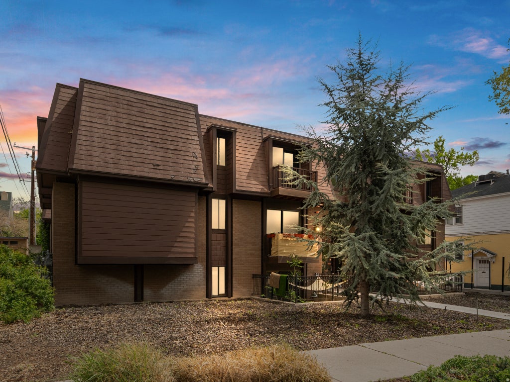 Photo of 120 G ST, Salt Lake City, UT 84103 (MLS # 2153730)