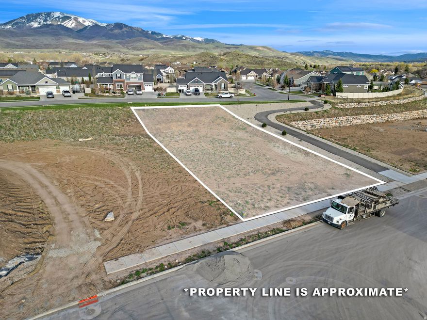 *** READY TO BUILD LOT IN COVETED ROAM SUBDIVISION.....NIGHTLY RENTALS ALLOWED *** Build your dream home on this west facing lot. Plenty of room for a large home and spacious backyard. Gorgeous mountain views in every direction. ROAM community allows for nighly rentals, and this lot is just minutes away from SNOWBASIN ski resort and Pineview Reservior. Walking / biking trails, and playground in the community. All utilities stubbed to the property. Bring your own builder, or use ours.