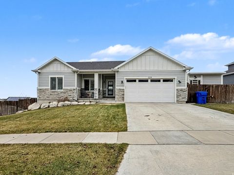 Photo of 3134 S DEER CANYON DR, Saratoga Springs, UT 84045 (MLS # 2124553)