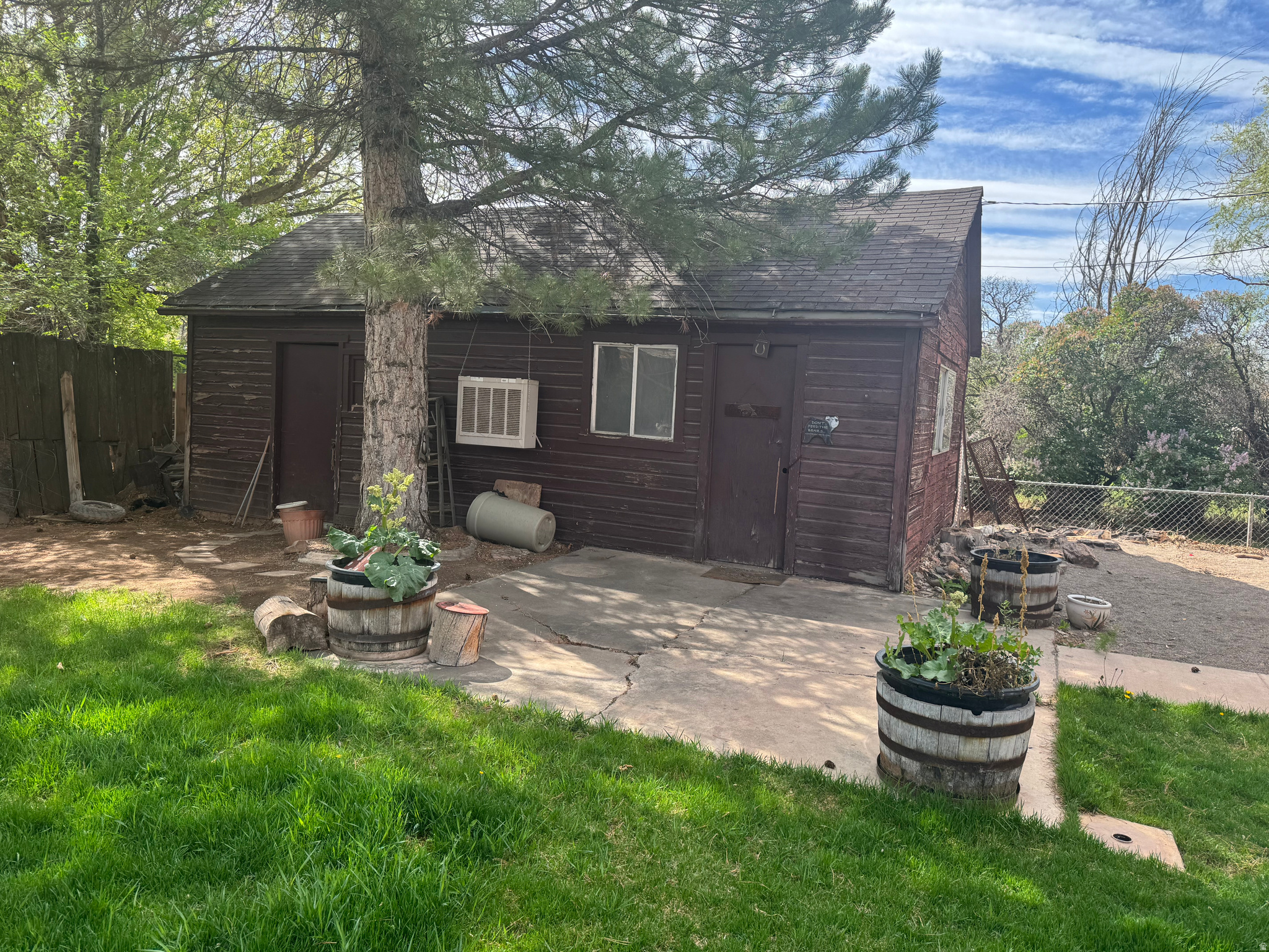 Main image without alt text